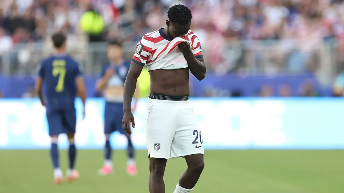 ¿La FIFA protegió a Messi? La expulsión de Folarin Balogun desata polémica por una jugada similar
