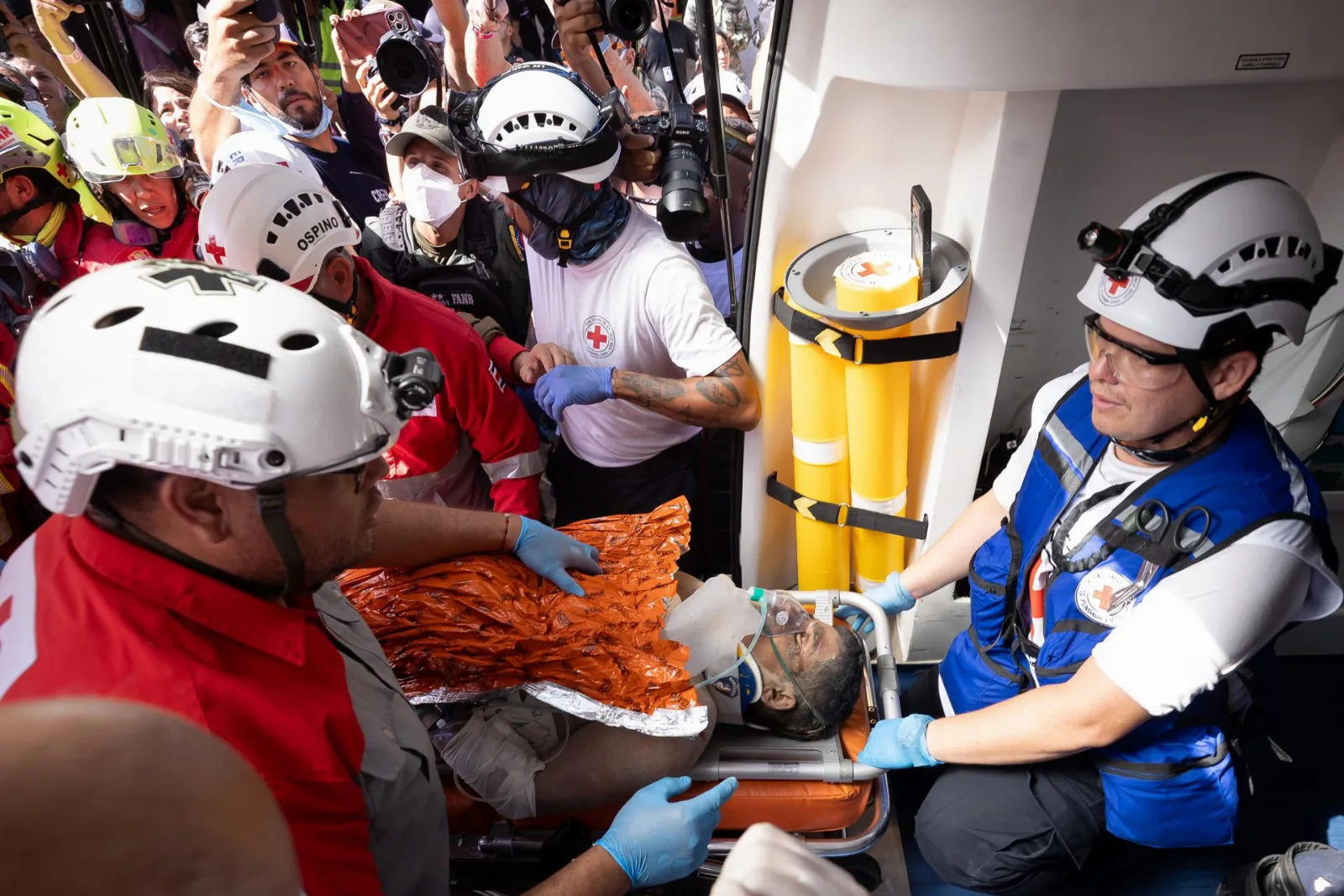 Rescatan con vida a un hombre que pasó ocho días bajo los escombros tras los terremotos en Venezuela