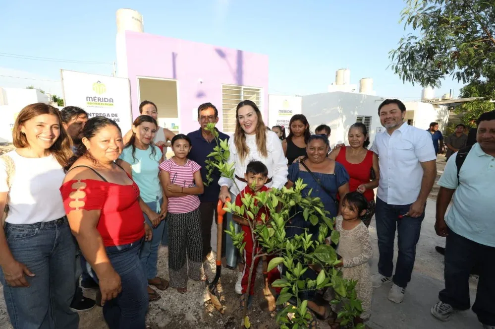 Cecilia Patrón entrega viviendas a familias afectadas por incendio en San Luis Sur Dzununcán