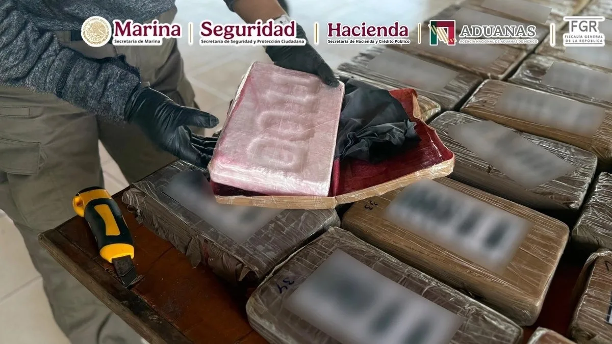 Semar asegura más de una tonelada de cocaína en buque en Lázaro Cárdenas