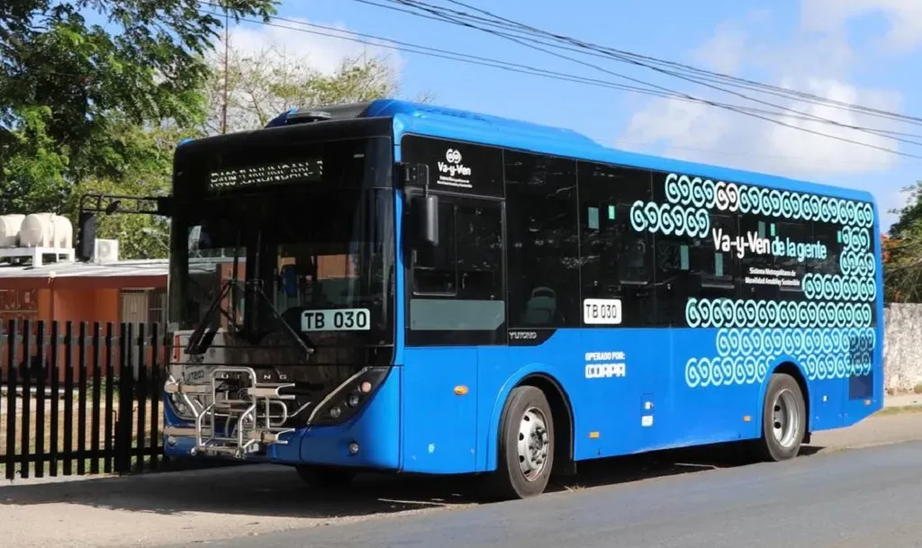 Bloqueo en Circuito Colonias afecta rutas Va y Ven por protesta contra CFE en Mérida