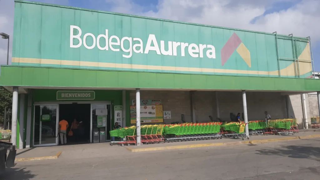 Denuncian cobro irregular por estacionarse en Bodega Aurrera de Campeche