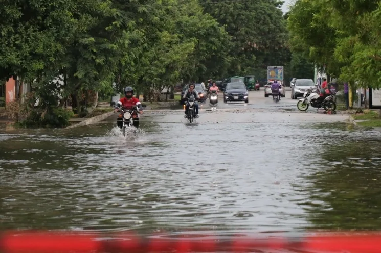 Fuertes lluvias provocan caos vial, apagones y semáforos fuera de servicio en Mérida