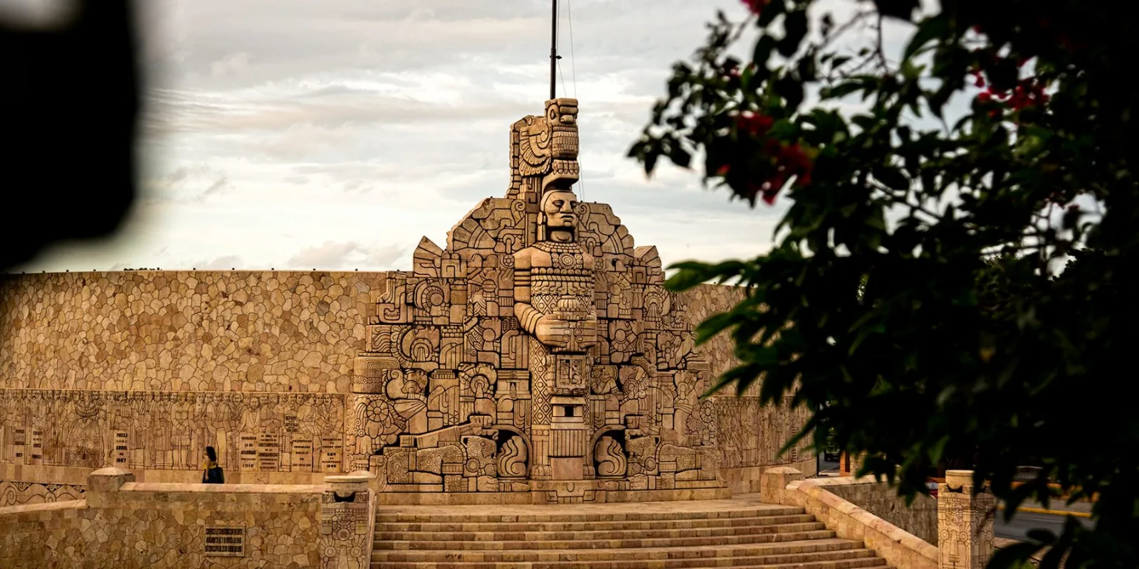 Limpian con tecnología láser el Monumento a la Patria en Mérida