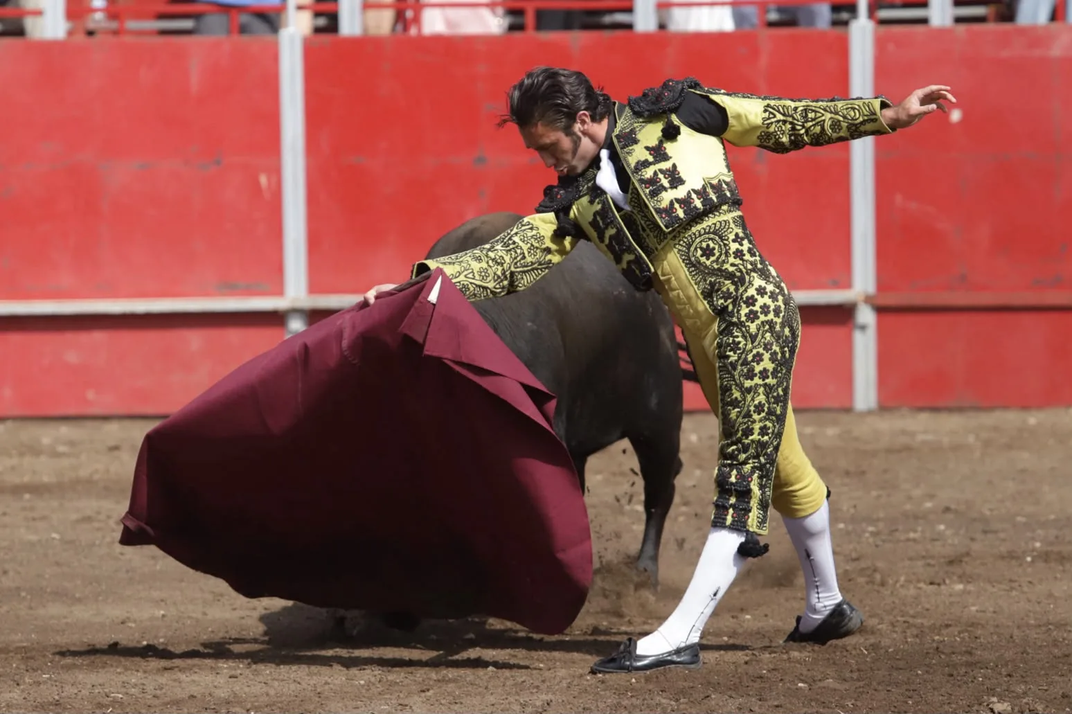 Jussef debuta en España con una emotiva vuelta al ruedo tras sufrir una fuerte voltereta en Arganda del Rey