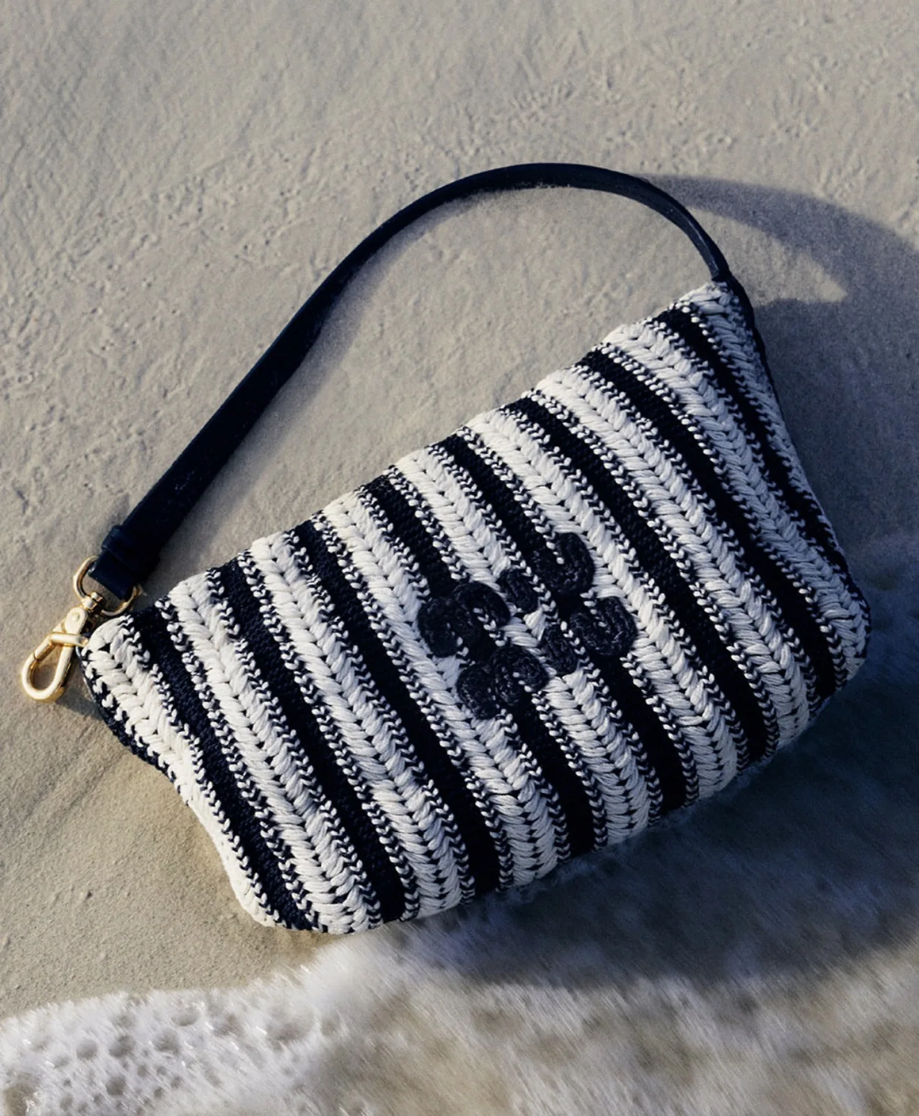 Miu Miu celebra el verano con accesorios de crochet que reinventan la artesanía contemporánea