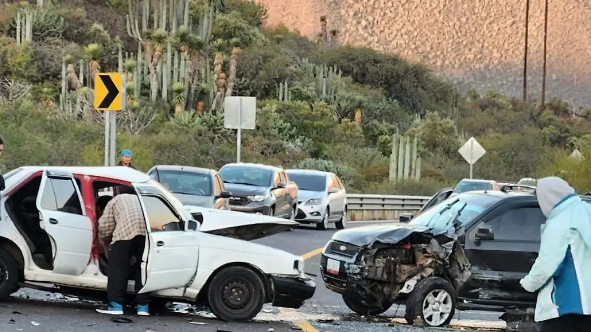 Choque múltiple e incendio en la autopista Guadalajara-Tepic deja al menos 10 muertos