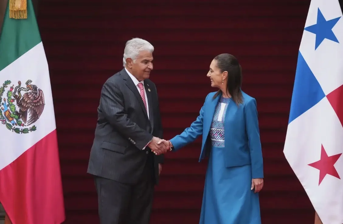 Sheinbaum recibe en Palacio Nacional al presidente de Panamá, José Raúl Mulino