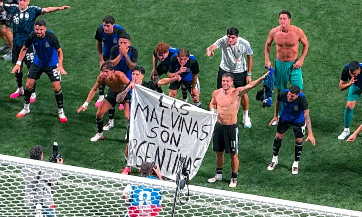 La historia detrás de la bandera de Malvinas exhibida por los jugadores argentinos