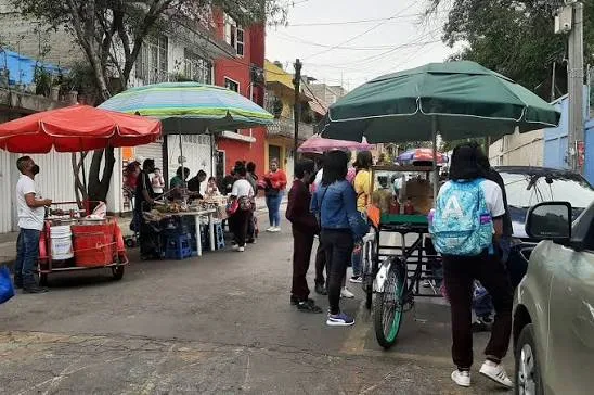 Aceras ocupadas complican la movilidad en el Centro Histórico de Mérida