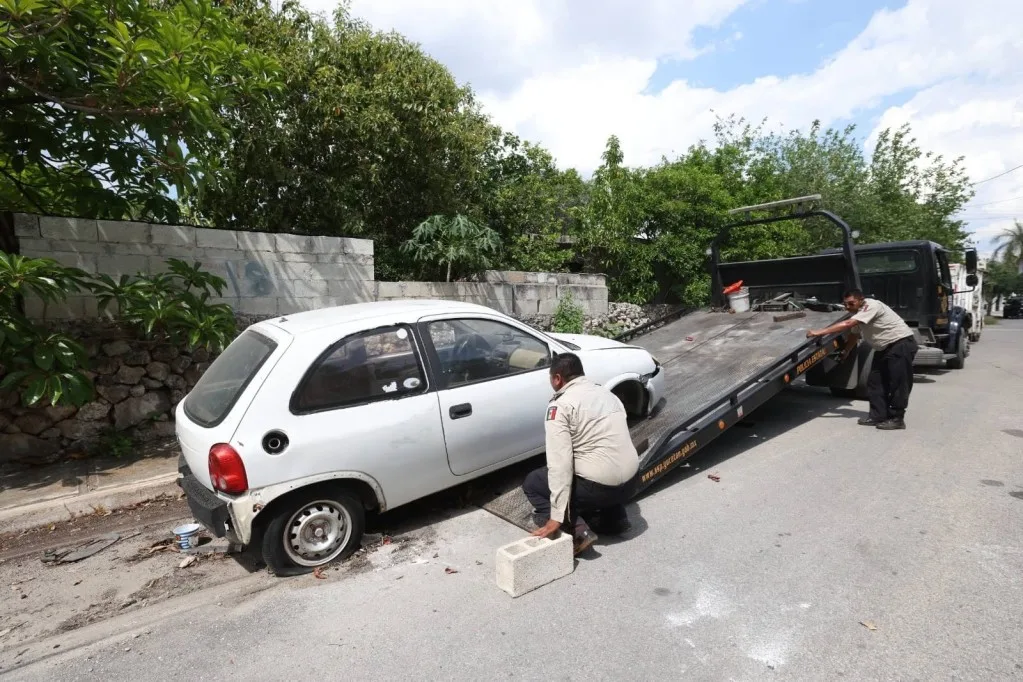 Ayuntamiento de Mérida retira más de 160 vehículos abandonados de la vía pública