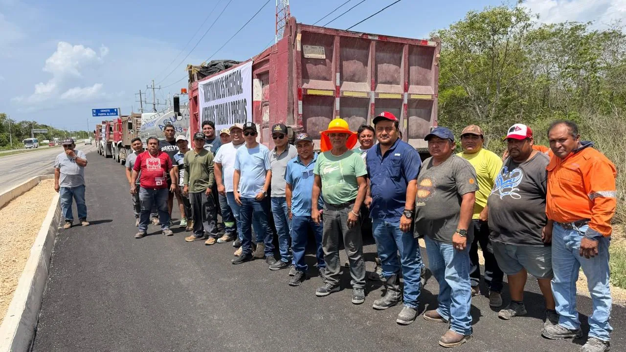 Transportistas de Quintana Roo protestan durante visita de Sheinbaum y exigen participación en obras de la Sedena