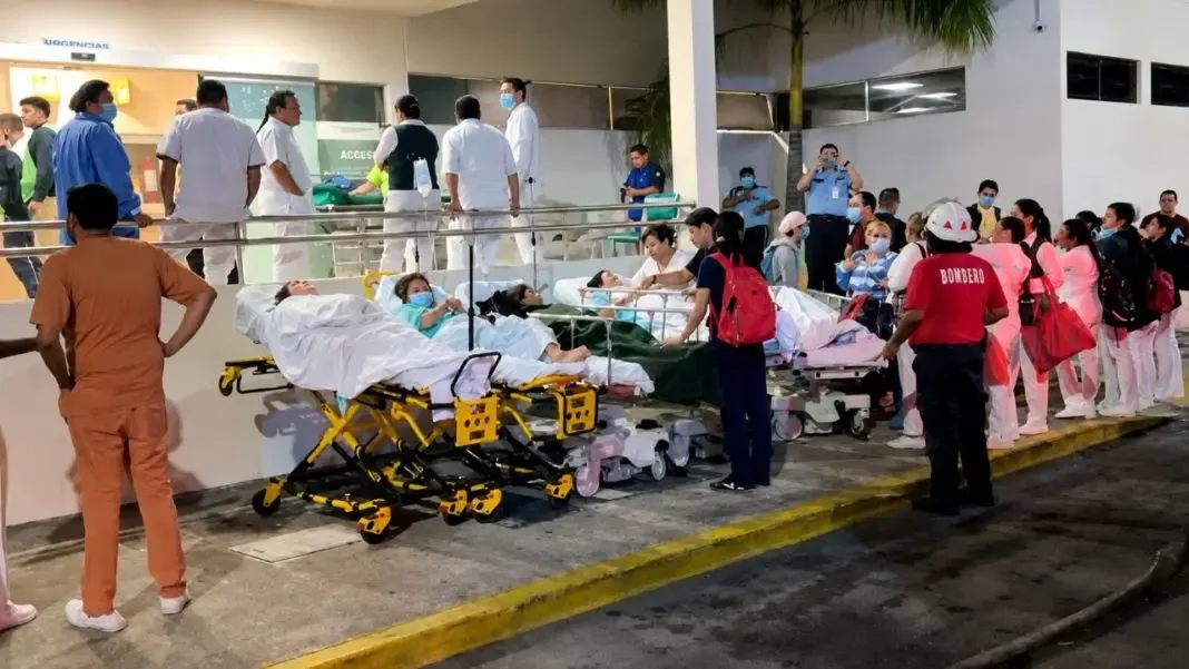 Evacúan hospital del IMSS en Chetumal tras incendio en área de quirófanos