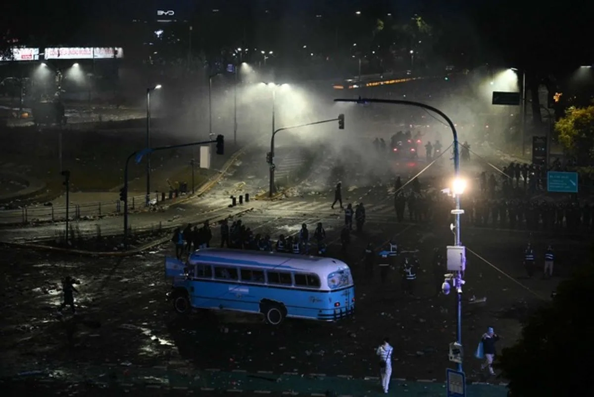 Aficionados argentinos se enfrentan con la policía tras la derrota en la final del Mundial 2026