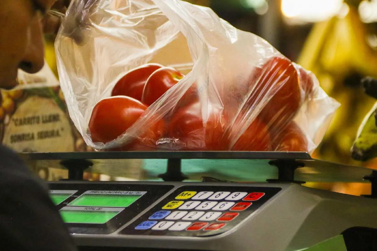 Canasta básica baja apenas 0.69%; ANPEC advierte una nueva contracción del consumo