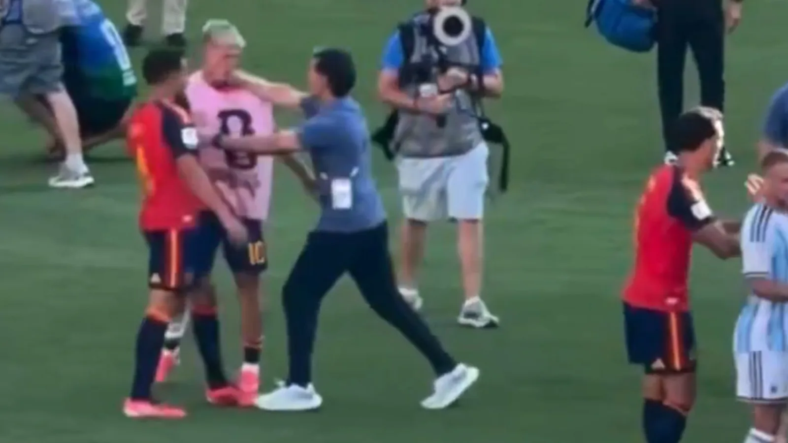 Roberto Ayala se disculpa por empujar a Dani Olmo tras la final del Mundial 2026