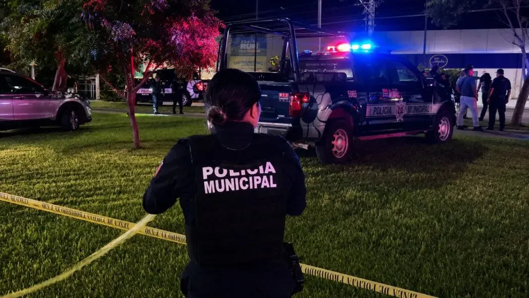 Investigan ataque armado en la avenida Huayacán de Cancún; reportan un agente de la Fiscalía muerto y un civil herido