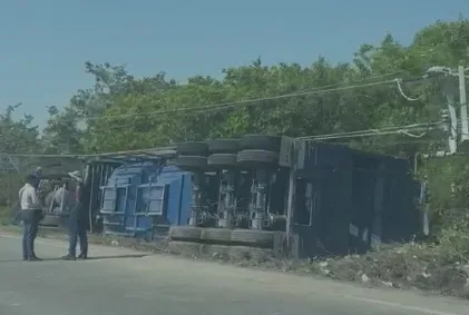 Camión vuelca en la salida a la carretera Mérida-Progreso y moviliza a cuerpos de emergencia