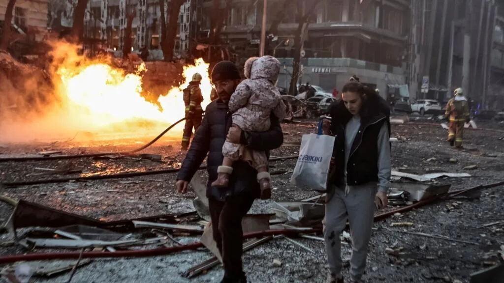Ataque ruso contra muestra de armamento cerca de Kiev deja 11 muertos y más de 100 heridos