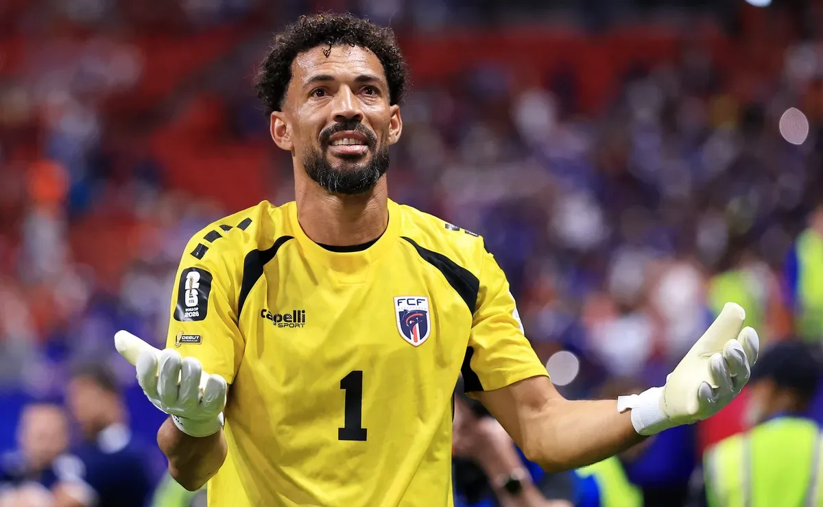 Vozinha rompe en llanto tras firmar con Colo Colo; vivirá el mejor contrato de su carrera