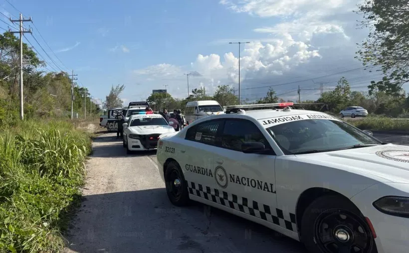 Hallan dos cuerpos sin vida a un costado de la carretera Playa del Carmen-Cancún