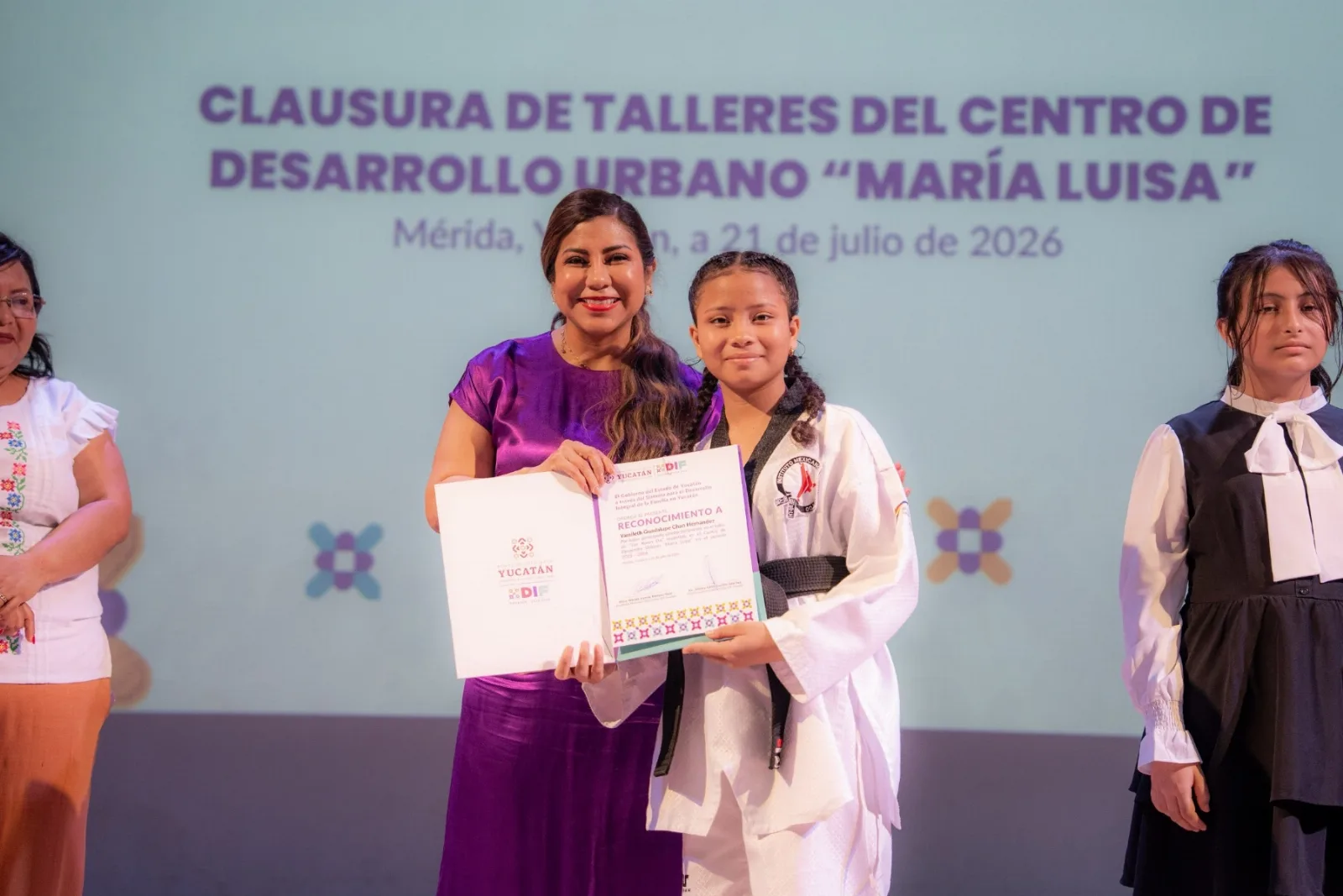 DIF Yucatán reconoce talento y aprendizaje de participantes en talleres comunitarios