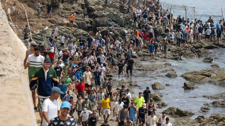 Inteligencia española concluye que Marruecos aprovechó la crisis migratoria en Ceuta, pero no la planificó