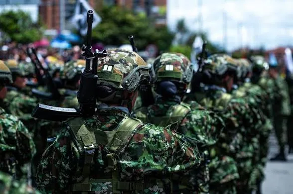 El uniforme no debe sustituir a las instituciones