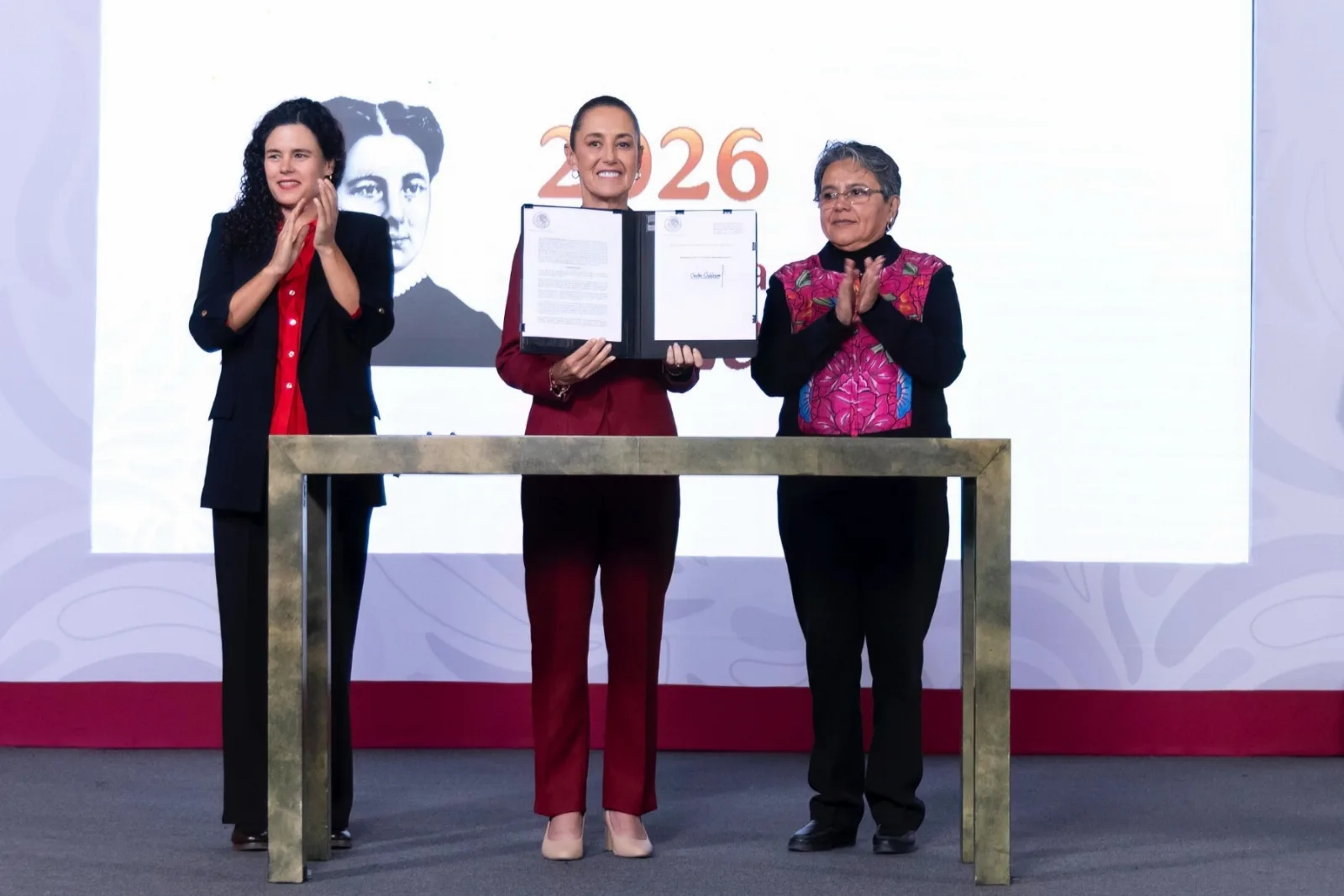 Claudia Sheinbaum firma decreto para fortalecer la transparencia y ordena publicar mensualmente los contratos del Gobierno de México