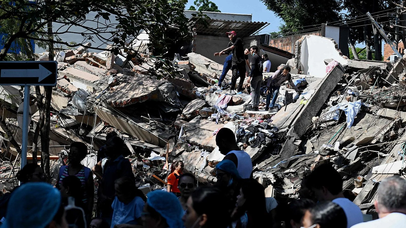 Fuerte sismo de magnitud 7.4 sacude a Colombia y deja victimas y daños