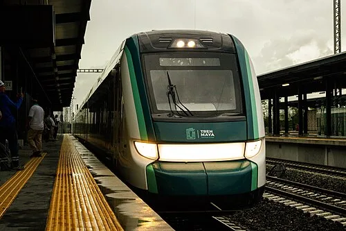 Tren Maya reconoce riesgos por falta de especialistas, vandalismo y ciberataques