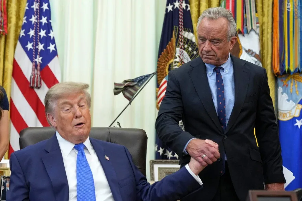 Médicos advierten que orden de Trump sobre vacuna triple podría poner en riesgo a niños