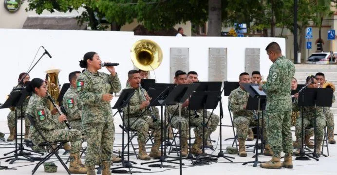 Banda de Música de la X Región Militar conquista a Playa del Carmen con concierto