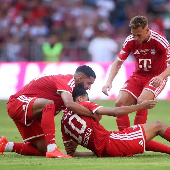 Jamal Musiala se desploma tras marcar con el Bayern; esto se sabe de su estado de salud