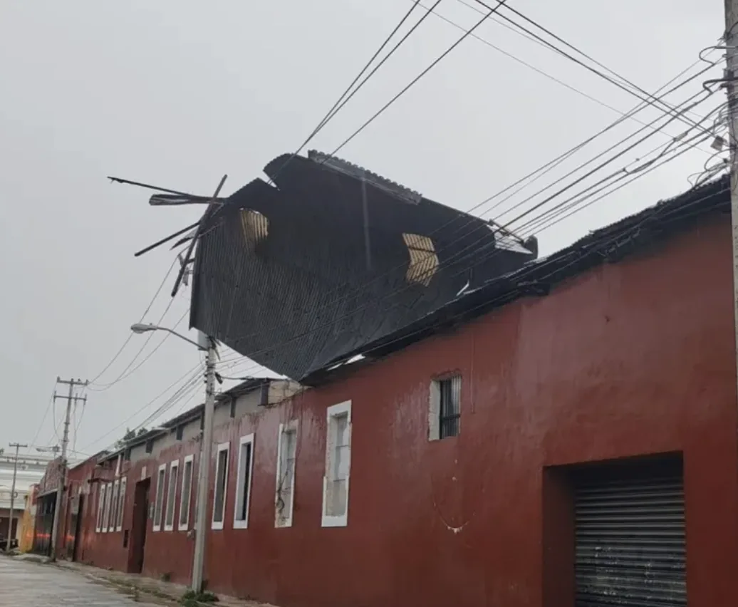 Turbonada arranca techo de lámina y lo deja colgado sobre cables en el centro de Mérida