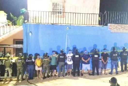 Siete detenidos tras dos cateos en Hopelchén; aseguran armas y presunta droga