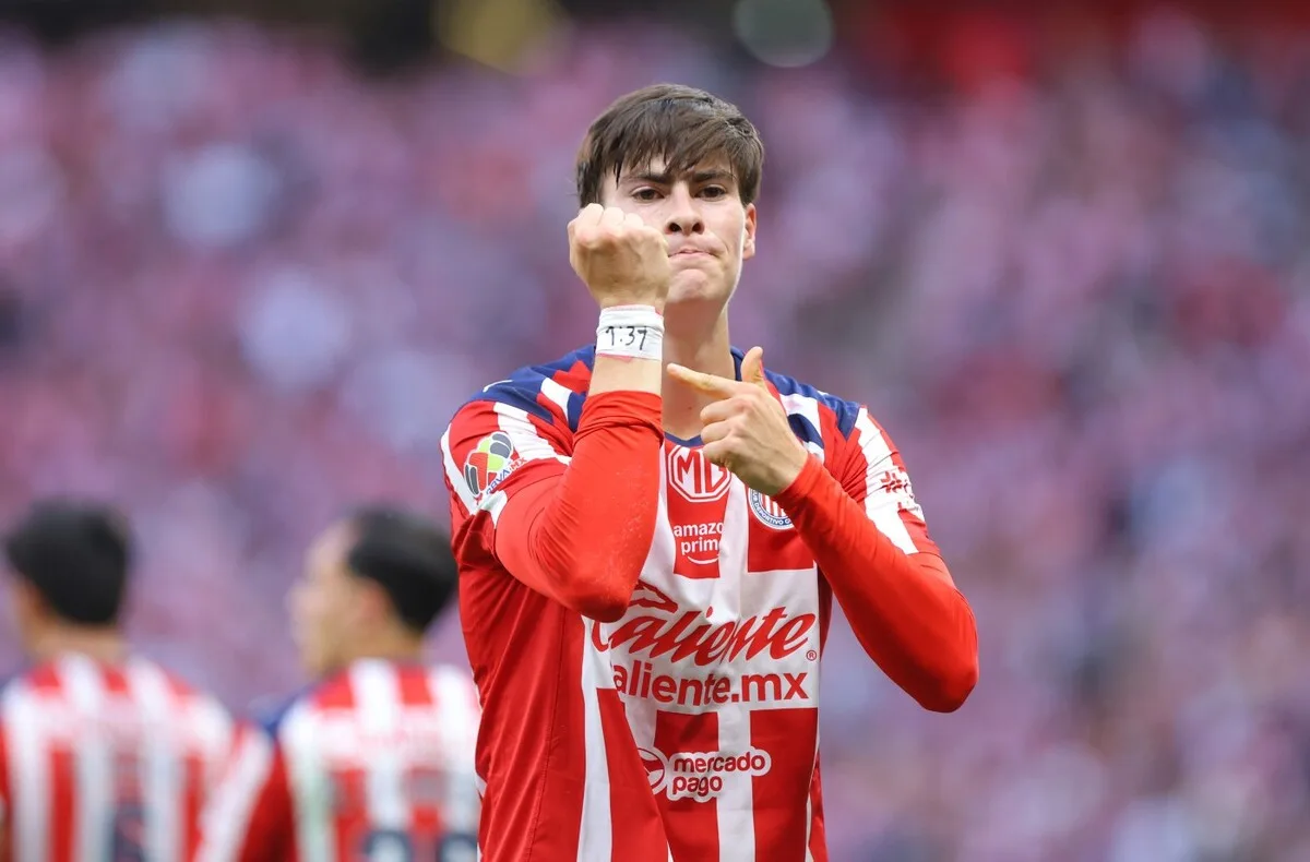 ¡La Hormiga González se va a Europa! Chivas y Olympiacos alcanzan acuerdo