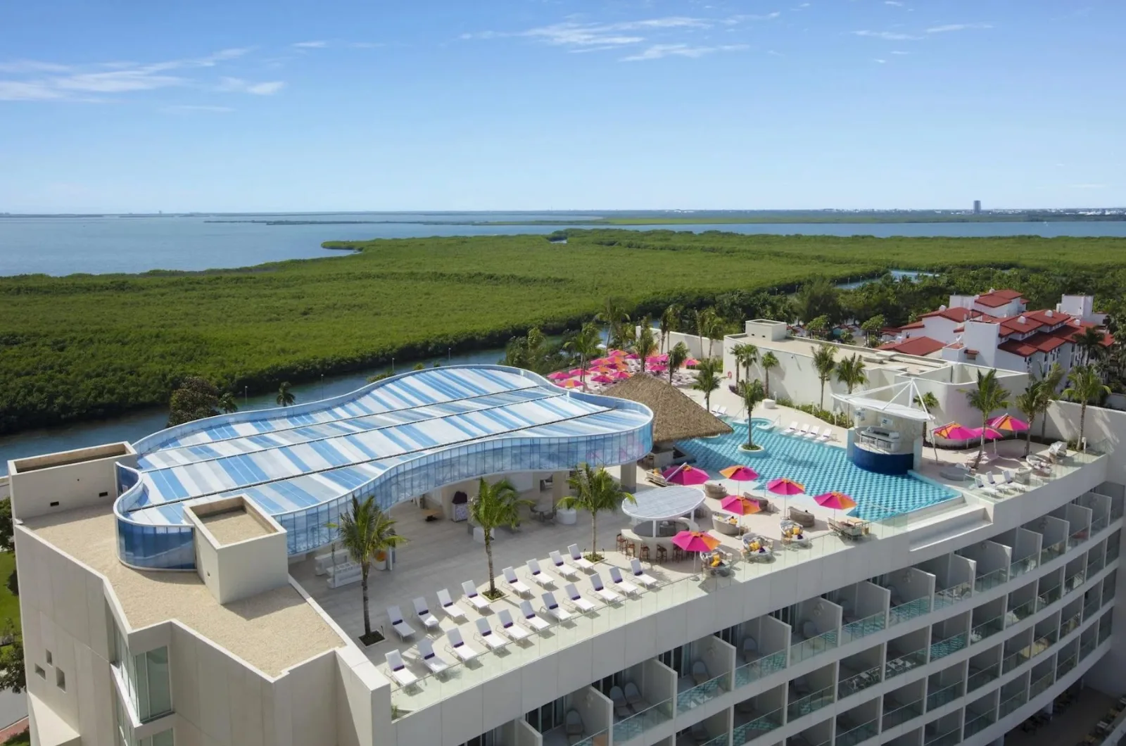 Investigan muerte de turista que cayó del piso 18 del hotel Breathless Soul en Cancún