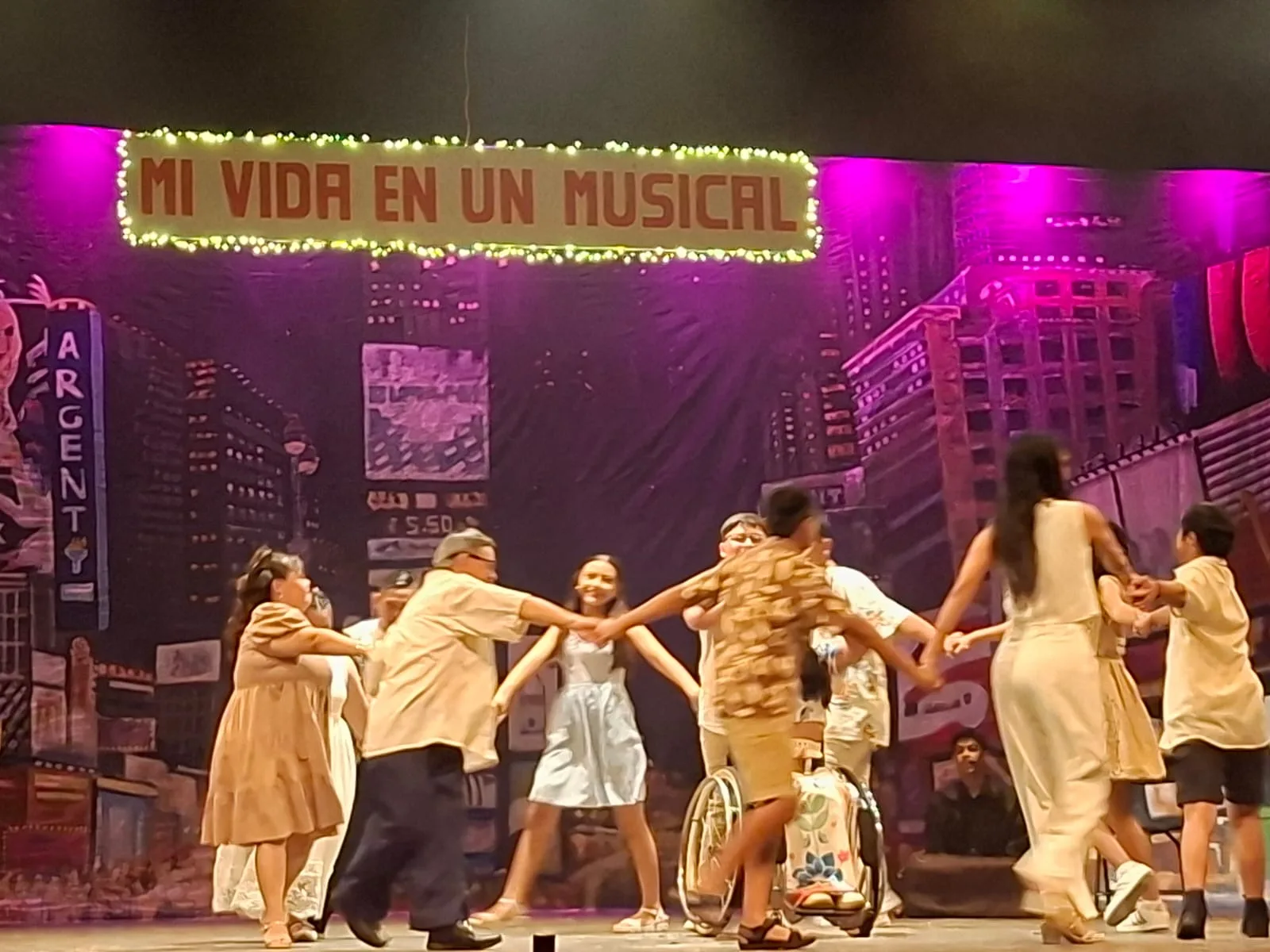 Club Ayelem llena de talento e inclusión el teatro Daniel Ayala con ‘Mi Vida en un Musical’
