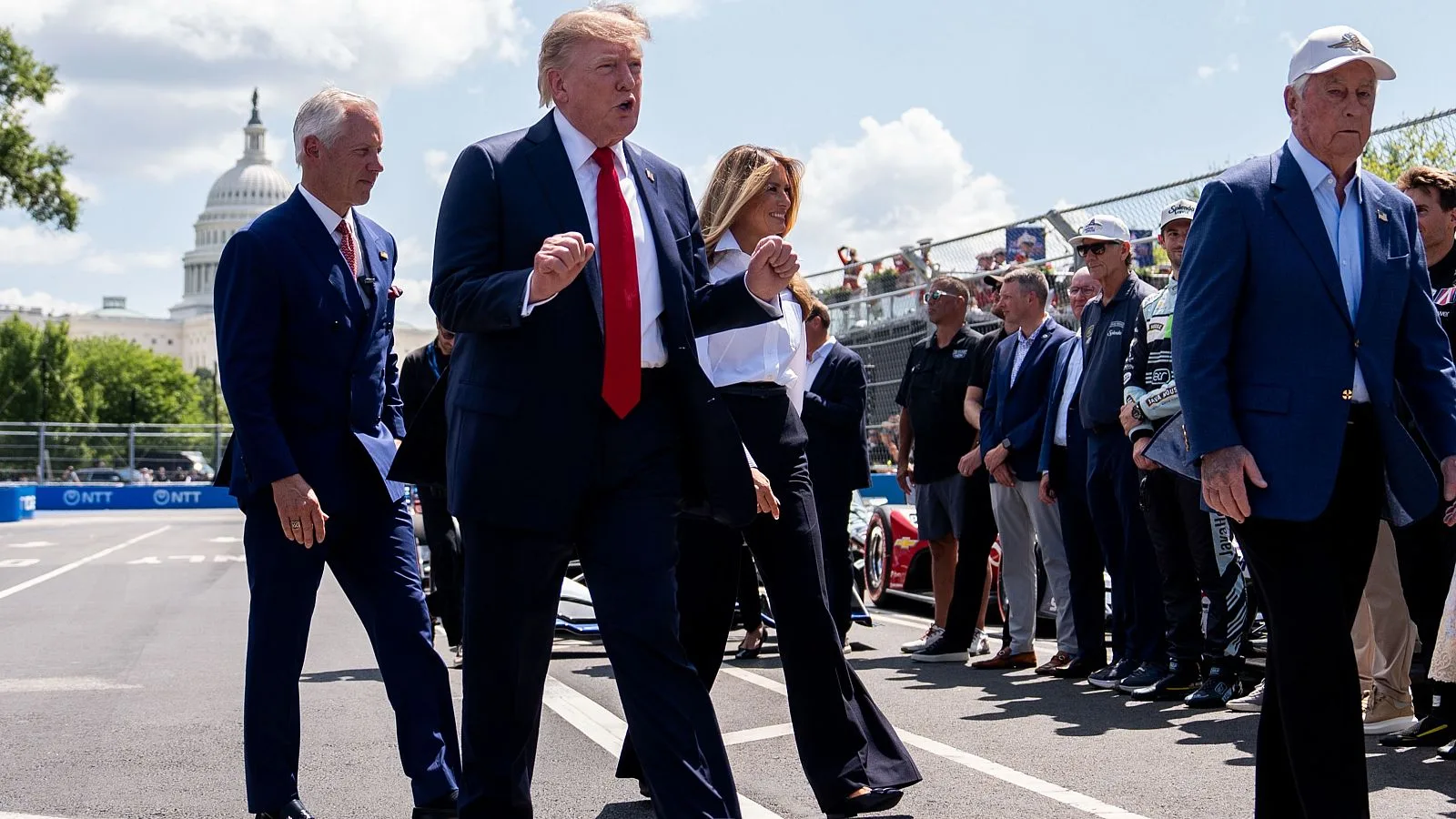 Trump anuncia aranceles del 50% a vehículos y acero de Canadá a partir de 2027