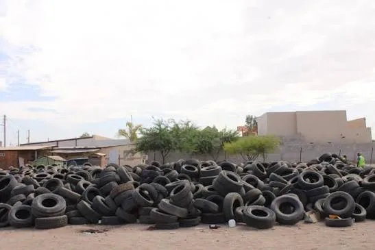 Retiran neumáticos de tiraderos clandestinos para prevenir el dengue en Cancún