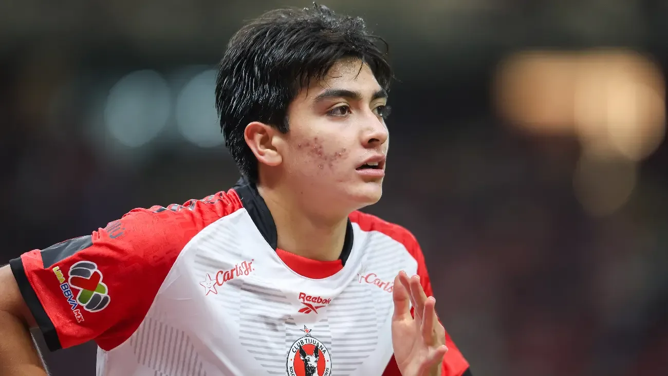 De los aplausos a los abucheos: Gilberto Mora vive una noche complicada ante Chivas