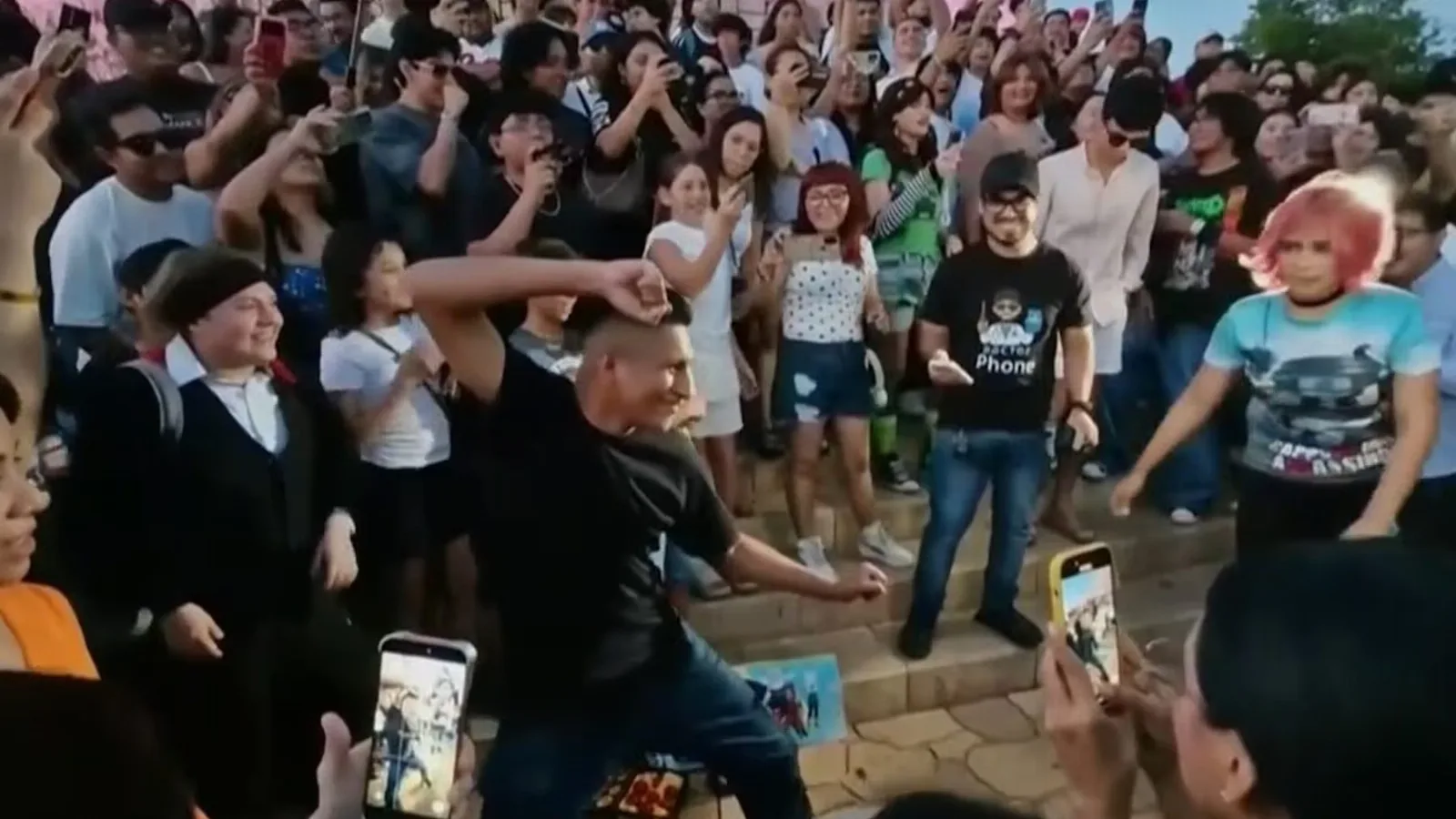 Más de 300 jóvenes toman Paseo de Montejo para la primera batalla de “farmear aura” en Yucatán