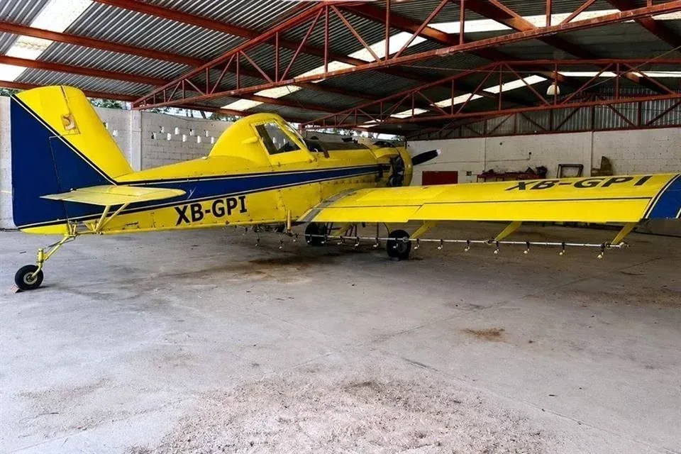 Aseguran avioneta, armas y casi 9 mil litros de combustible en rancho de Campeche