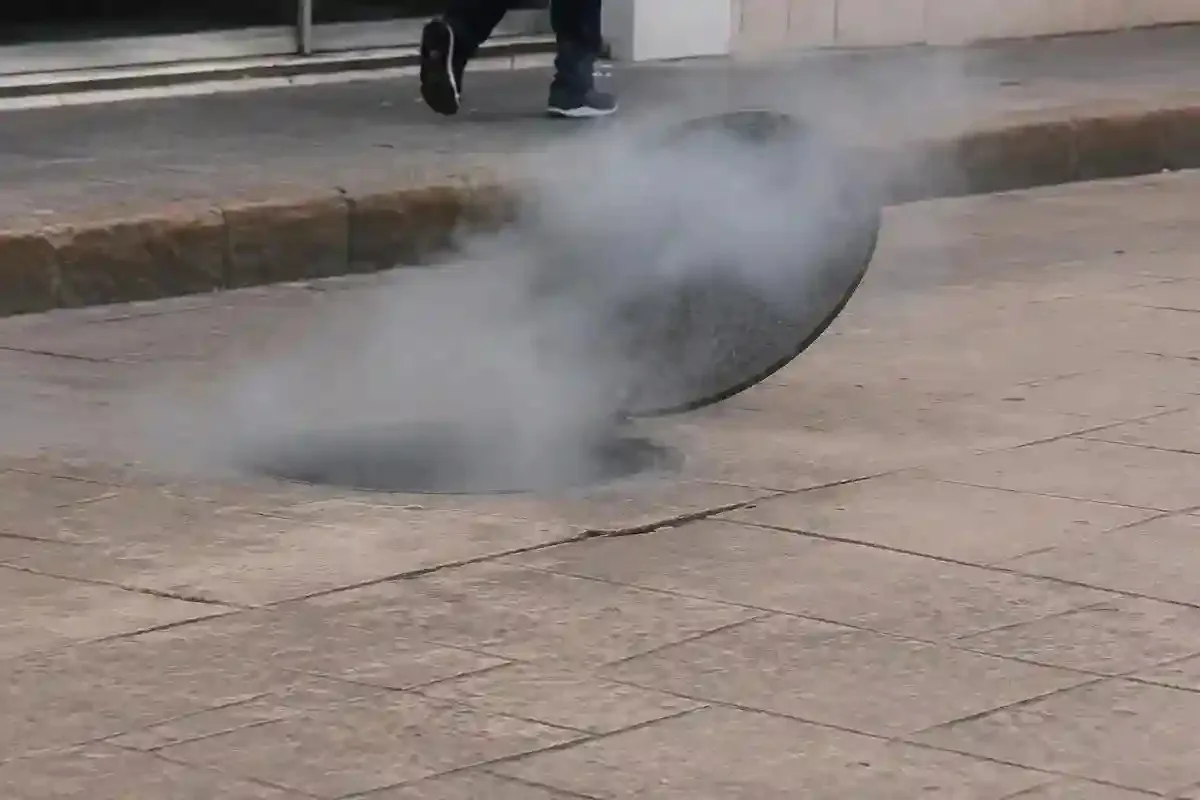 Explosión en registro de la CFE alarma al centro de Mérida