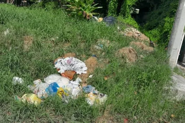 Vecinos de Escárcega piden al Ayuntamiento limpiar lote baldío convertido en tiradero