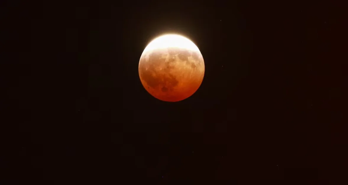 Eclipse lunar parcial tiñe de rojo la luna del esturión en varias partes del mundo