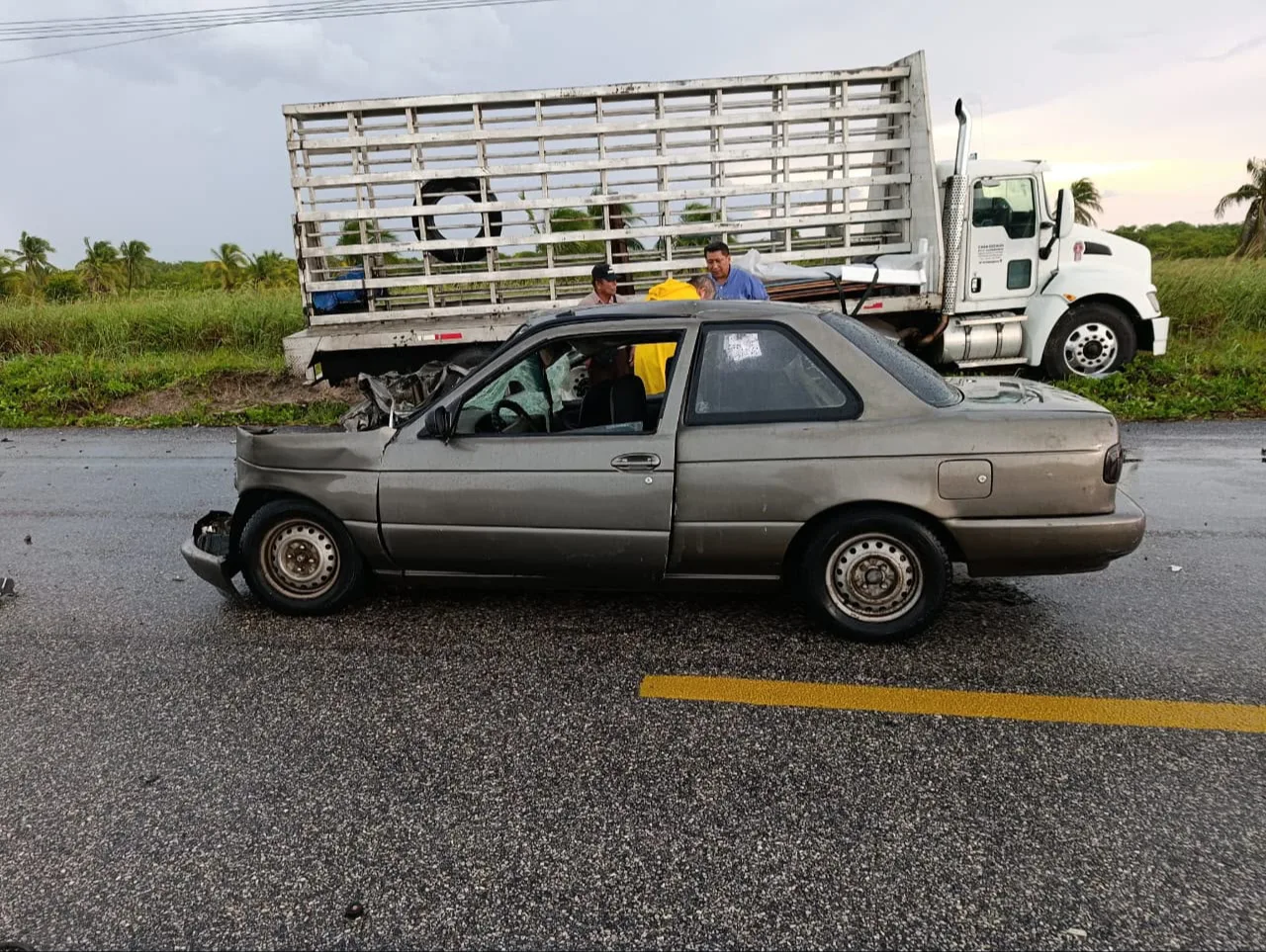 Choque entre auto y torton en la carretera Sabancuy-Isla Aguada deja dos heridos