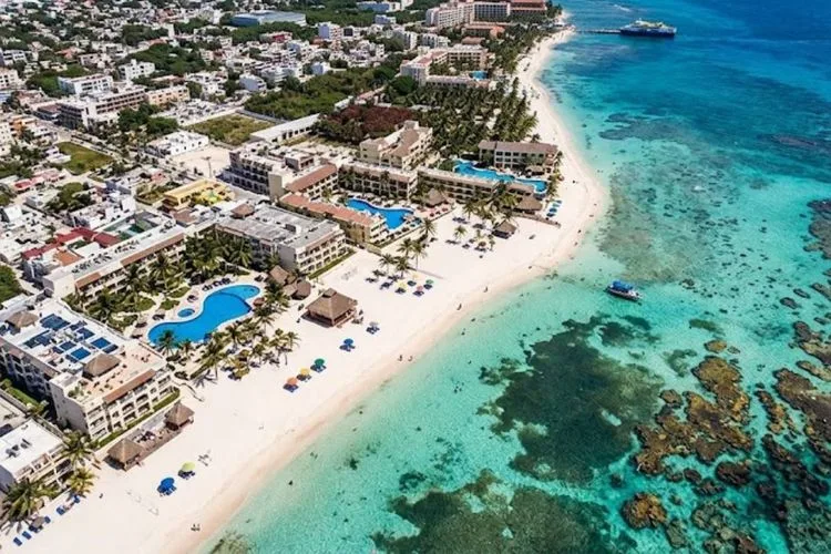Semarnat rechaza proyecto de rompeolas y relleno de arena frente a hotel en Playa del Carmen