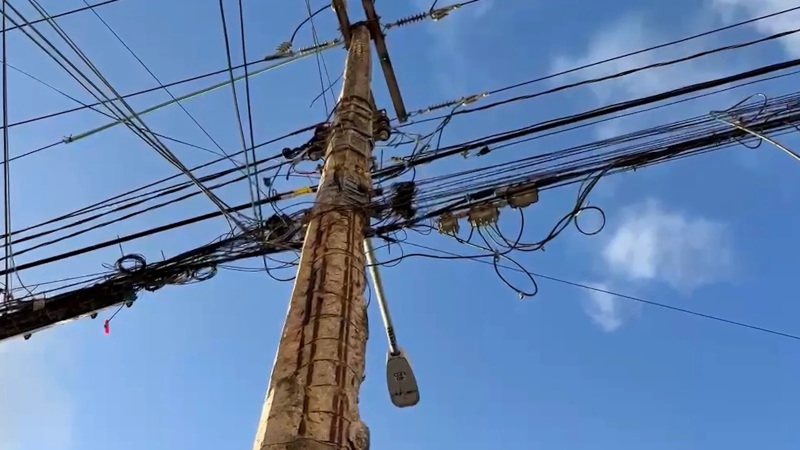 Vecinos de Cancún acusan a CFE de daños a electrodomésticos, recibos disparados e infraestructura en ruinas